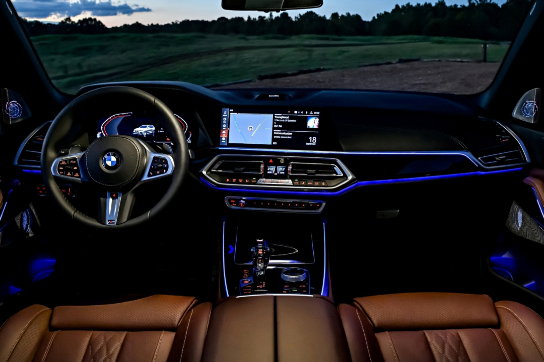 SMALL_[新聞照片八] 全新世代BMW X5搭載雙12.3吋全數位虛擬座艙，展現前衛科技氛圍